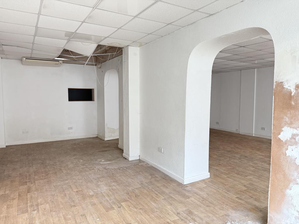 Lot: 49 - FREEHOLD MIXED USE COMMERCIAL RESIDENTIAL - Customer trading area of 246 Kingston Road